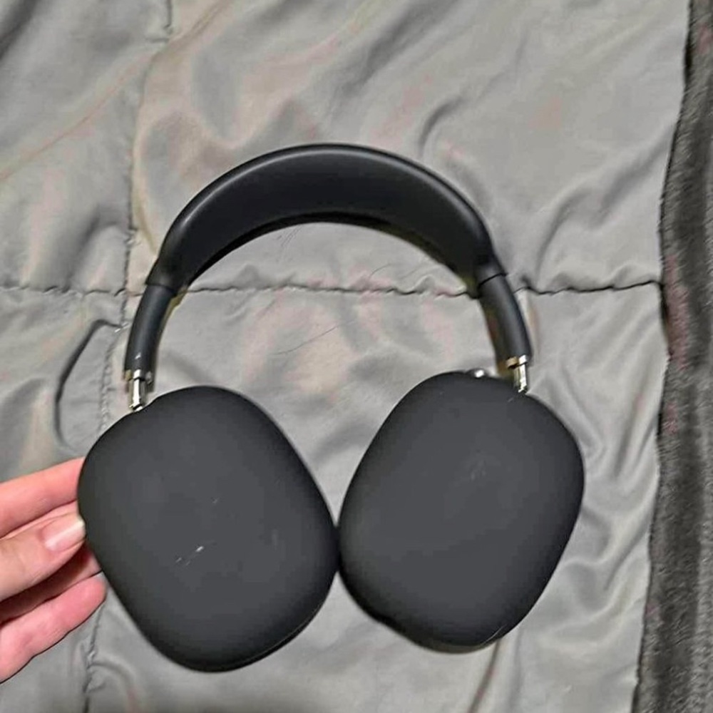 Apple AirPod max in midnight SOLD